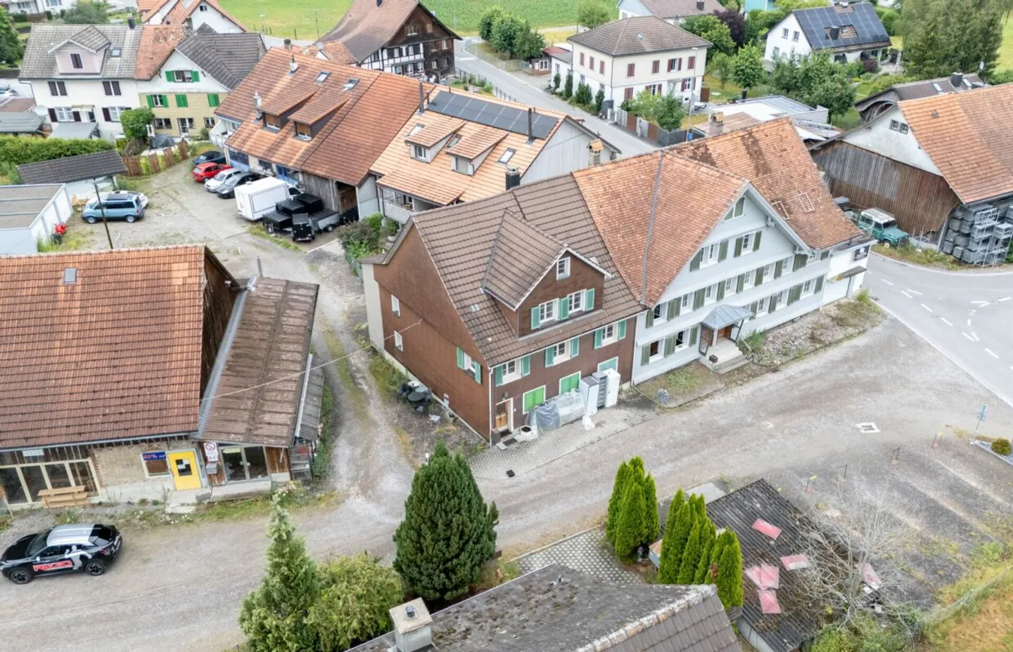 Zweifamilienhaus mit Ökonomiegebäude und vielseitigem Entwicklungspotenzial - Photo 3 sur 18