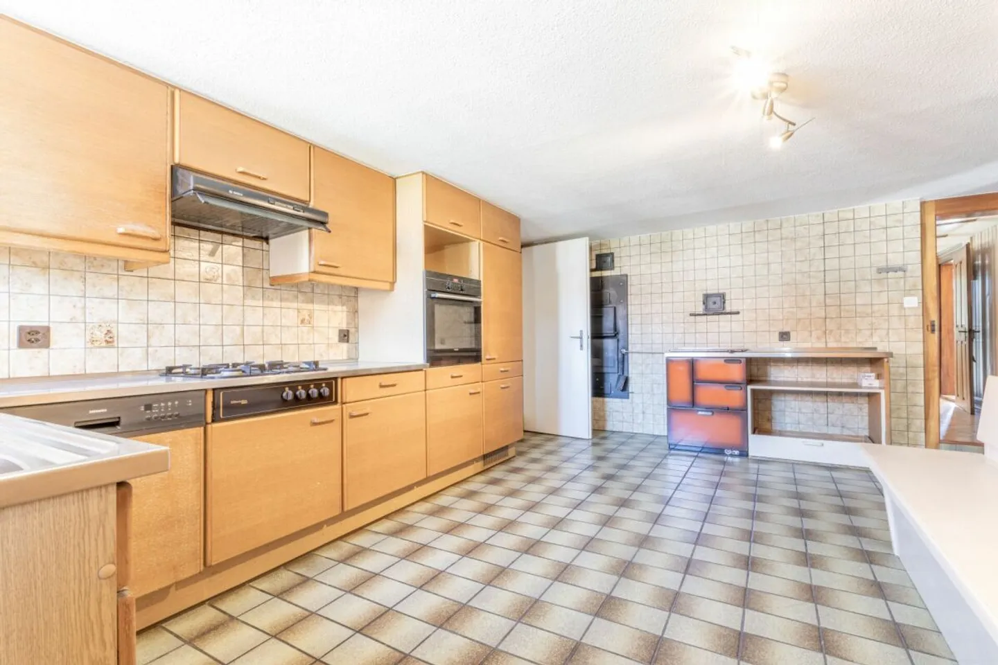 Zweifamilienhaus mit Ökonomiegebäude und vielseitigem Entwicklungspotenzial - Photo 10 sur 18