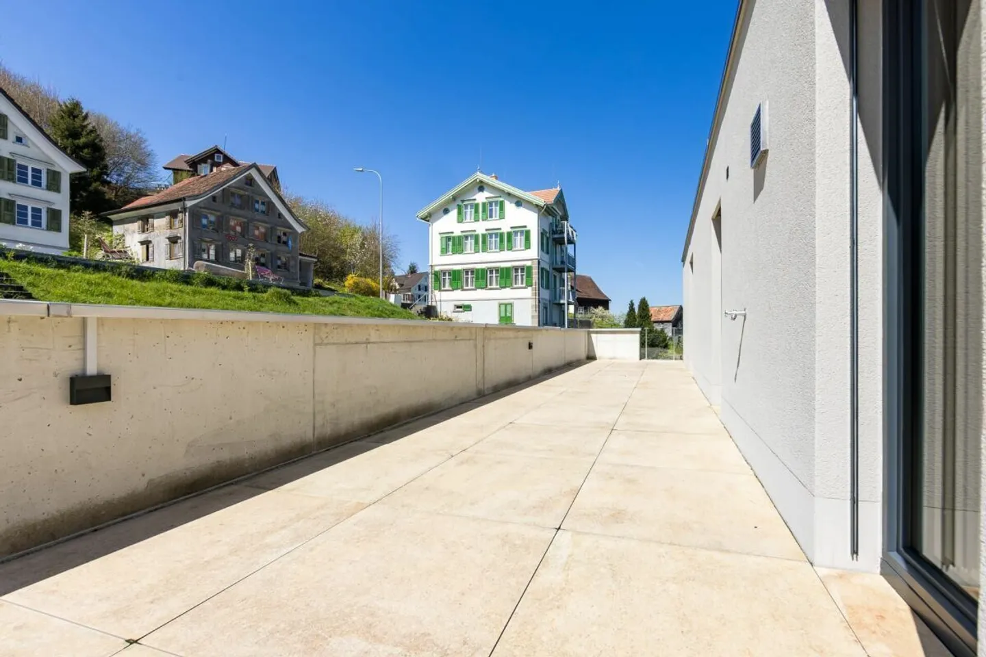 ATTICO PANORAMICO CON VISTA SUL LAGO DI COSTANZA E PISCINA PRIVATA, VIVERE AL MASSIMO LIVELLO - Foto 11 di 12