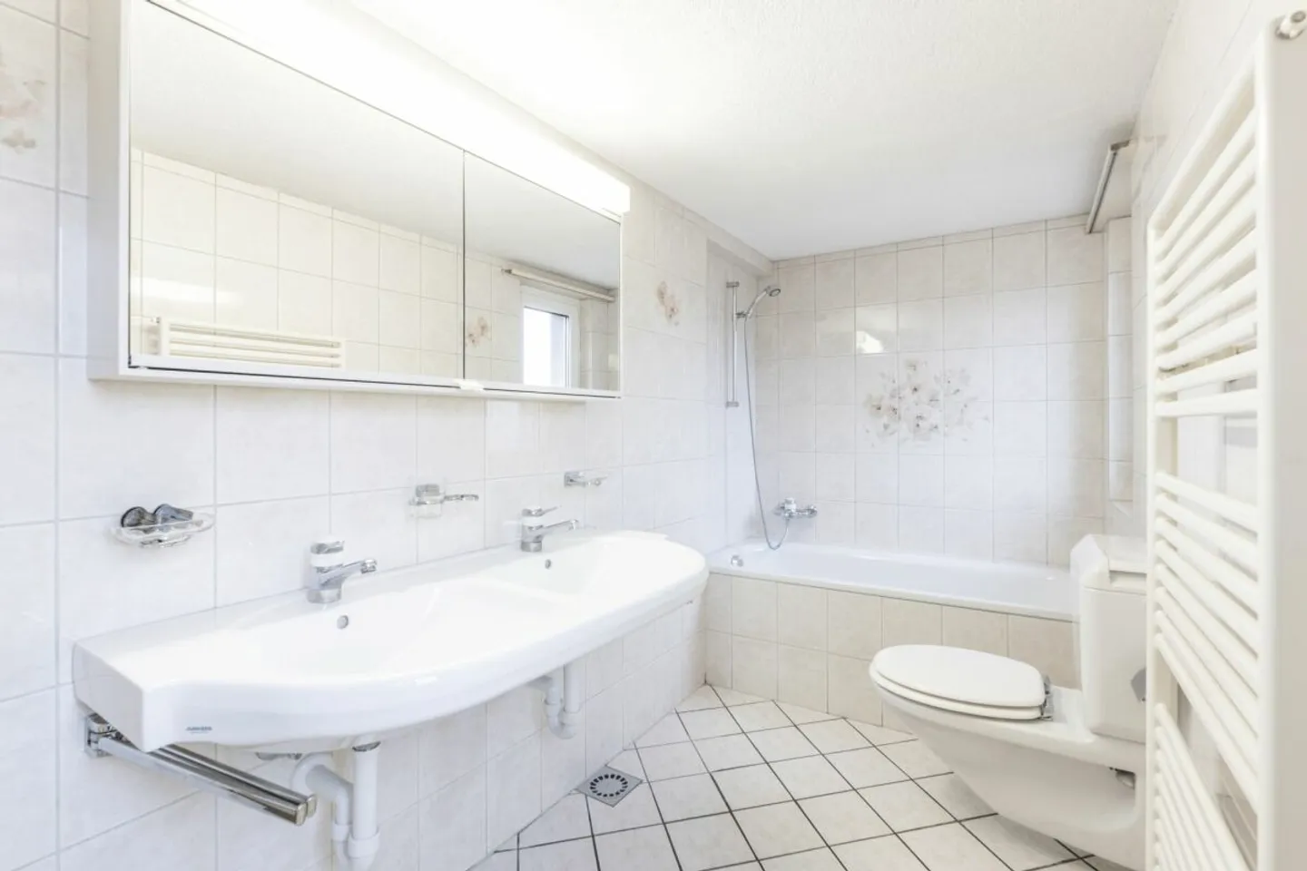 Zweifamilienhaus mit Ökonomiegebäude und vielseitigem Entwicklungspotenzial - Photo 14 sur 18
