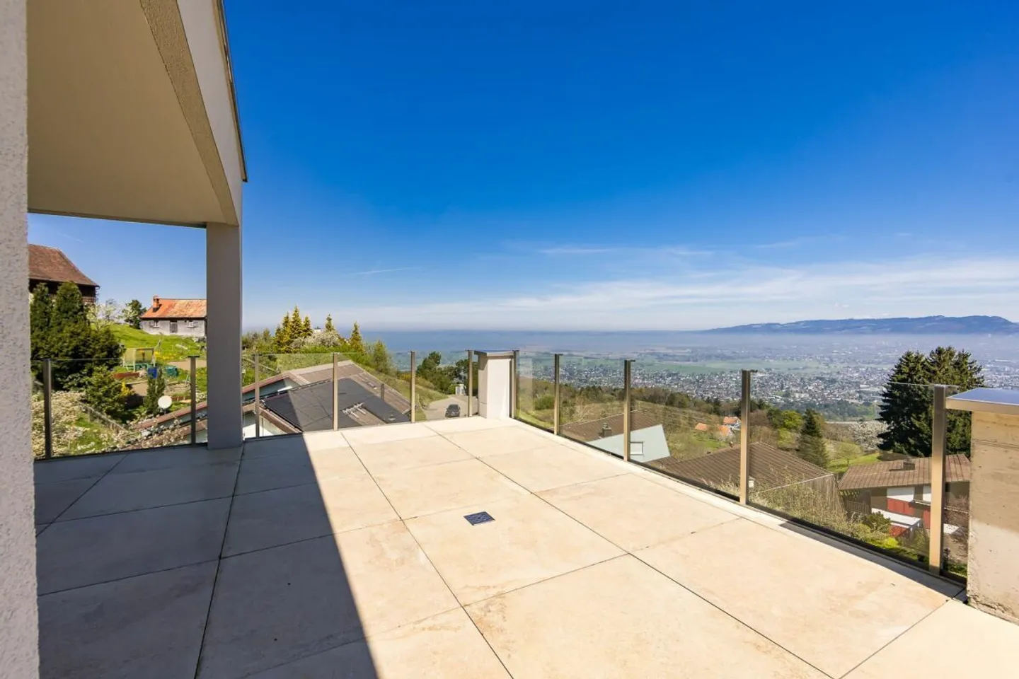 ATTICO PANORAMICO CON VISTA SUL LAGO DI COSTANZA E PISCINA PRIVATA, VIVERE AL MASSIMO LIVELLO - Foto 9 di 12