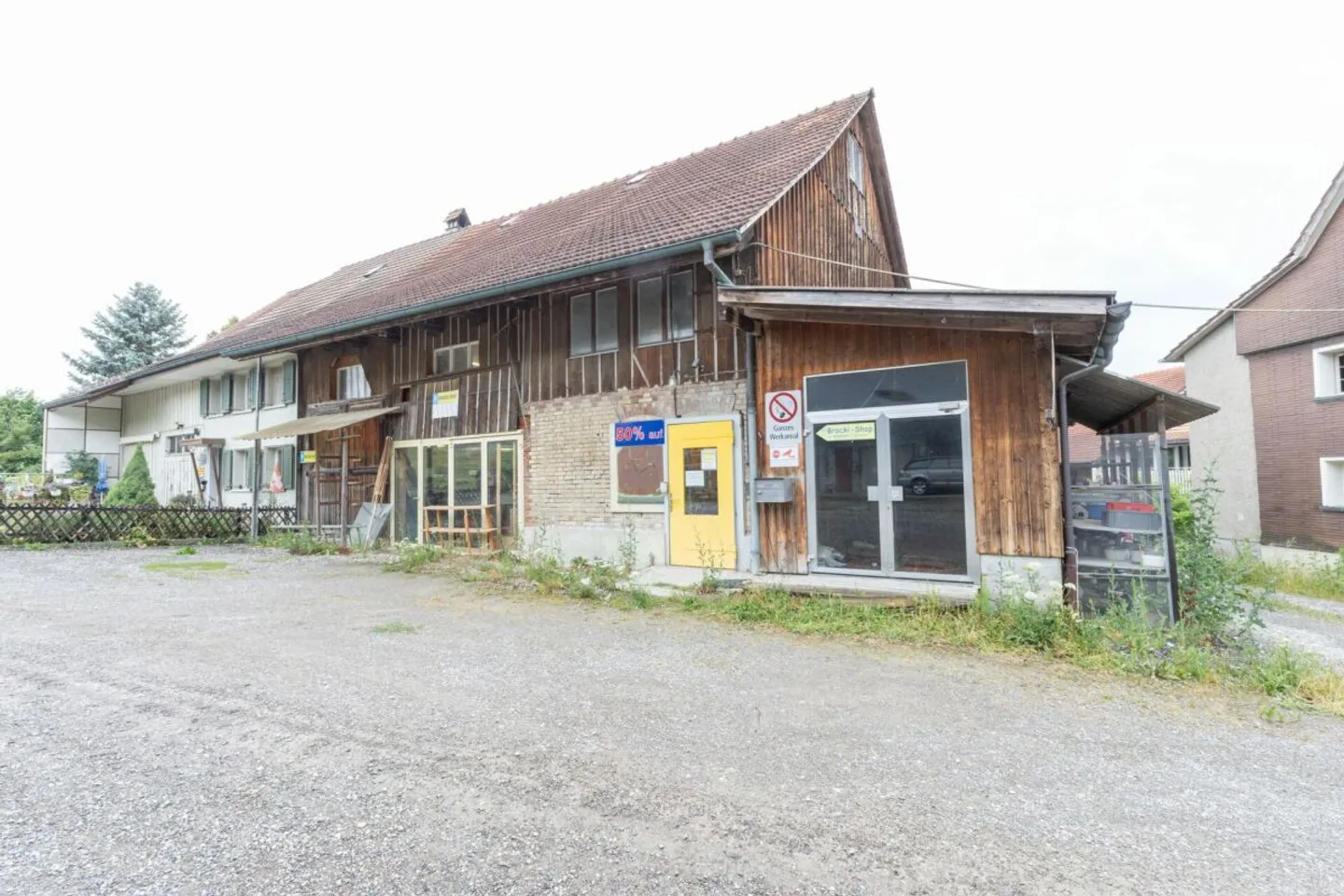 Zweifamilienhaus mit Ökonomiegebäude und vielseitigem Entwicklungspotenzial - Photo 15 sur 18