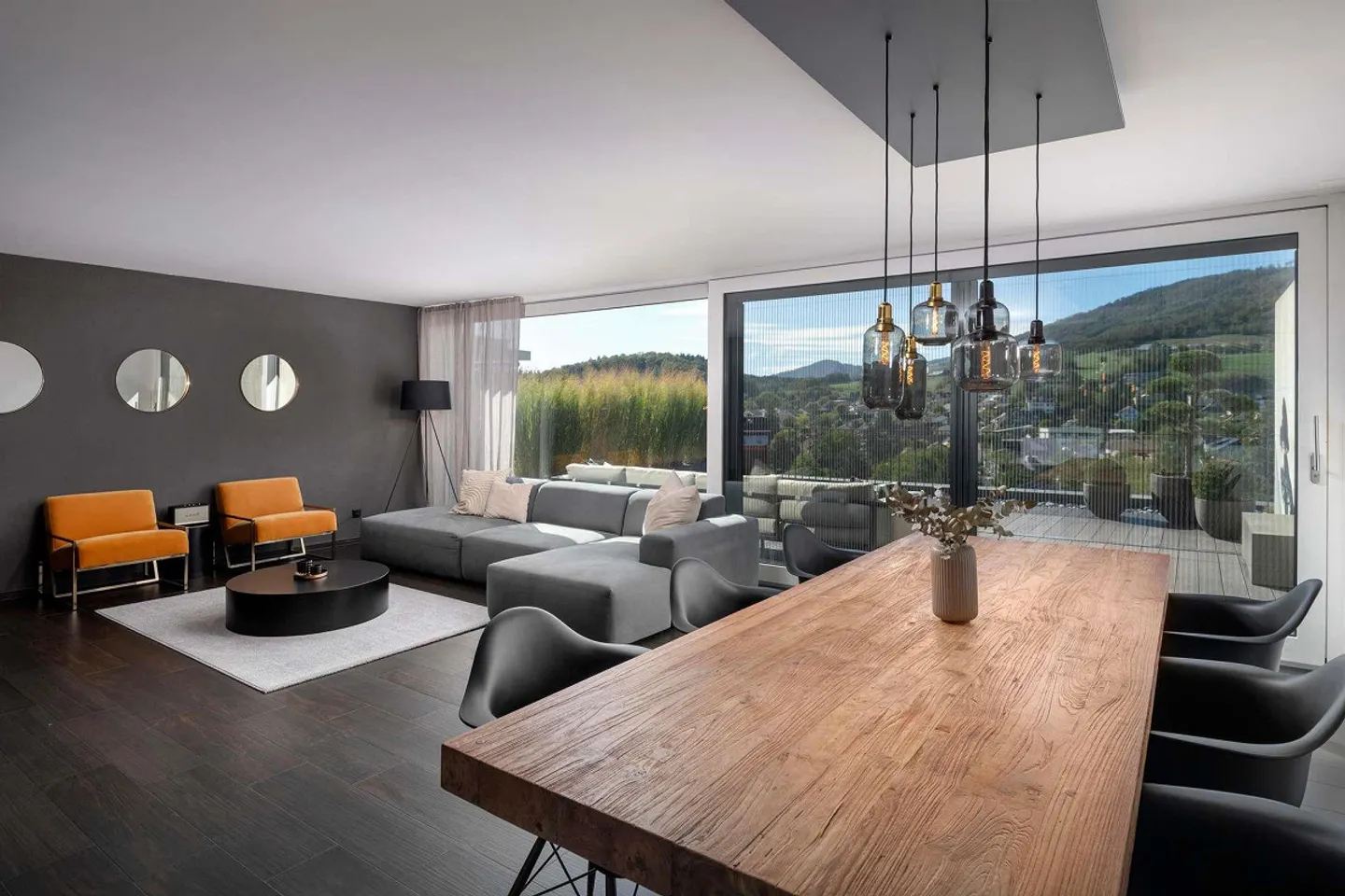 A Home to Feel Good: 4.5-Room Apartment with Generous Terrace - Photo 2 of 13