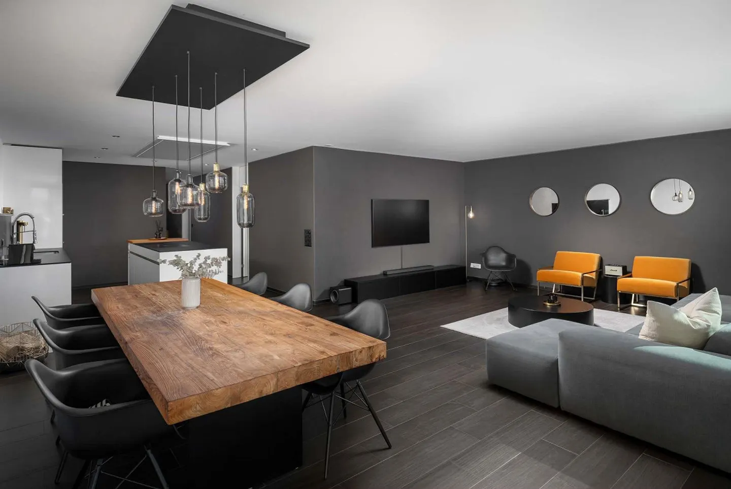A Home to Feel Good: 4.5-Room Apartment with Generous Terrace - Photo 3 of 13