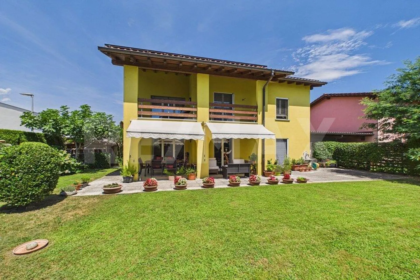 Elegantes Einfamilienhaus mit Garten - Foto 1 von 13