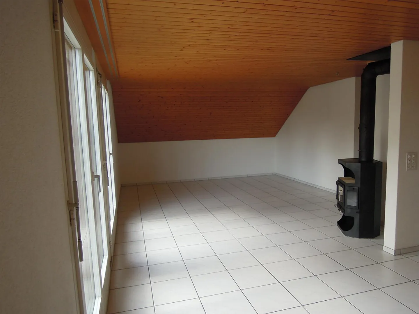 Beautiful 2.5 Room Attic Apartment in Grenchen - Photo 5 of 6