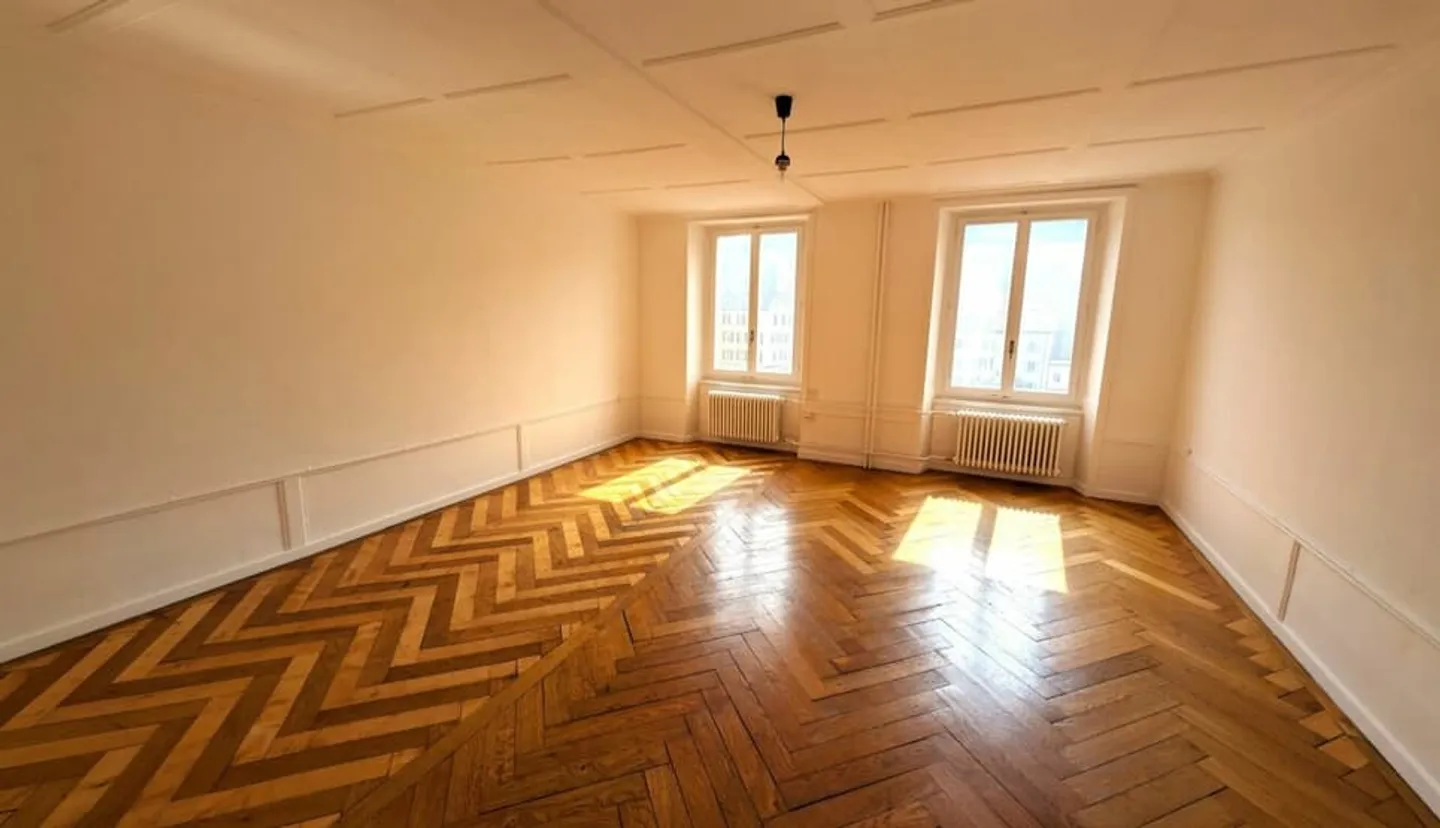 Lumineux appartement de 4 pièces au centre-ville - Photo 2 sur 8