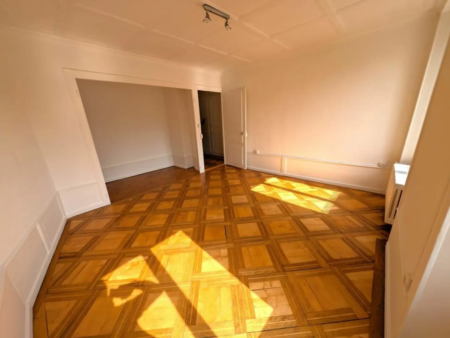 Lumineux appartement de 4 pièces au centre-ville - Photo 3 sur 8