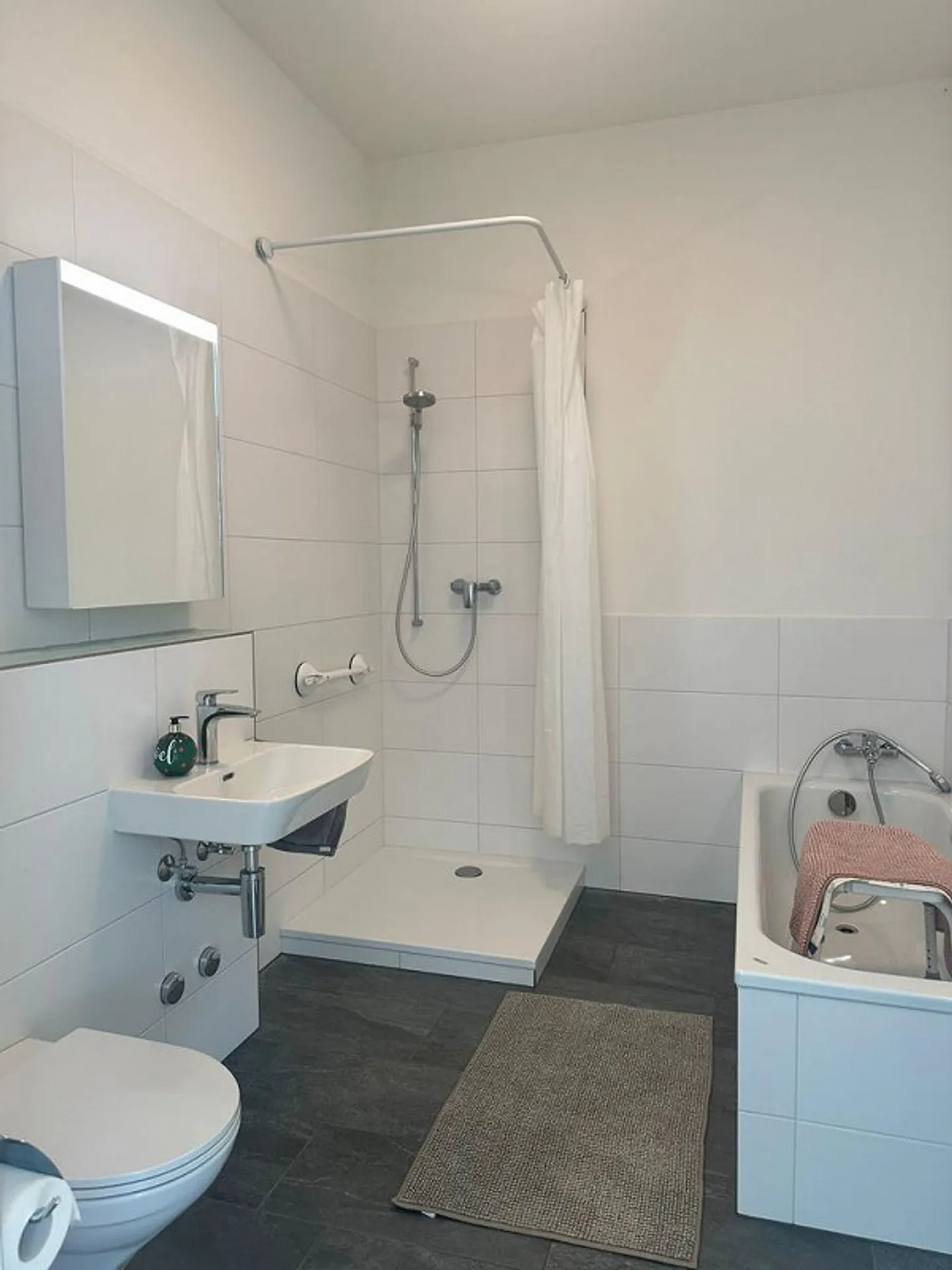 APPARTEMENT D'ANCIENNE RÉNOVATION COMPLÈTE AVEC BEAUCOUP DE CHARME ! - Photo 7 sur 12