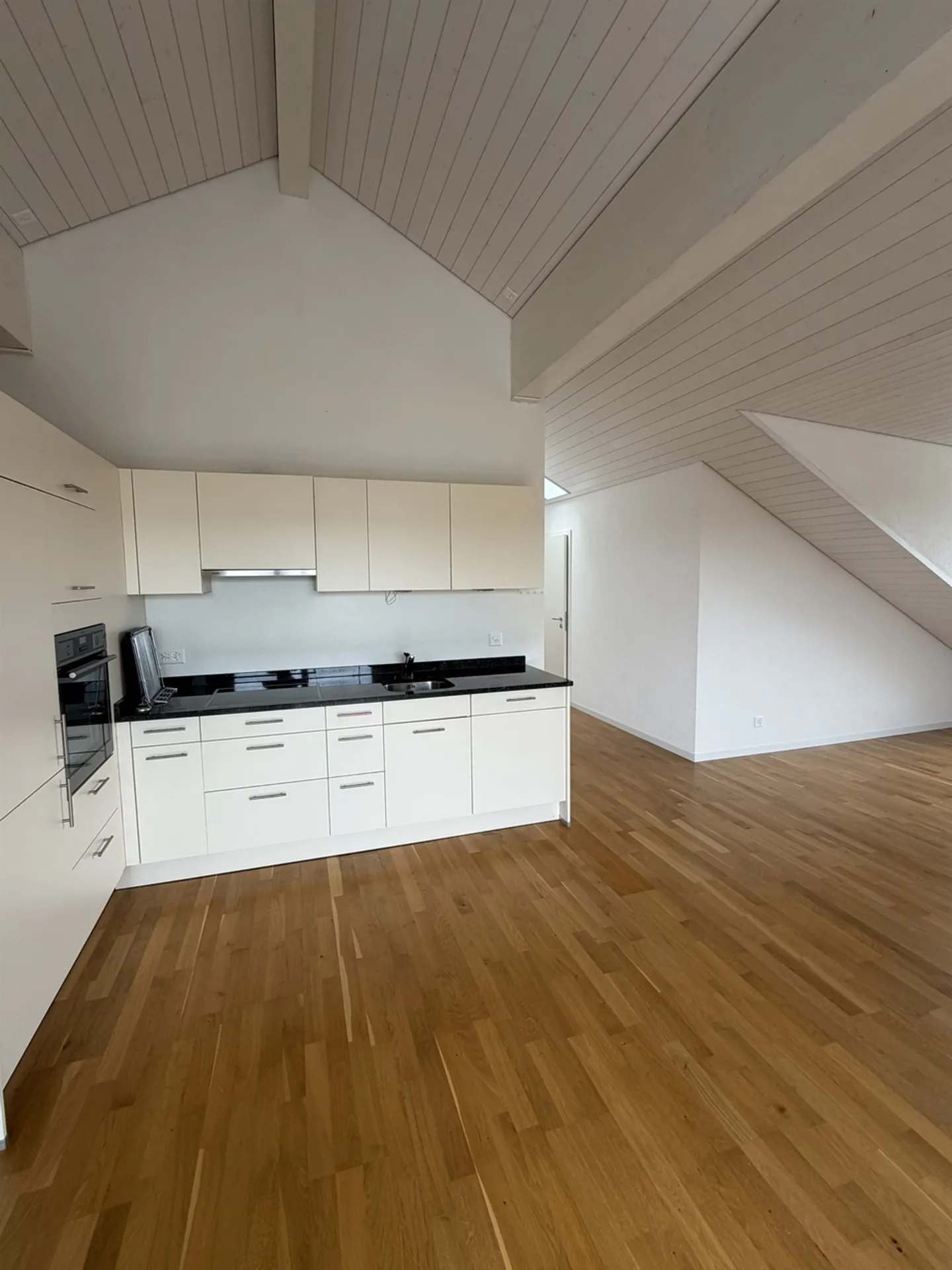 Appartamento attico elegante con charme in posizione centrale cerca nuovo inquilino! - Foto 3 di 8
