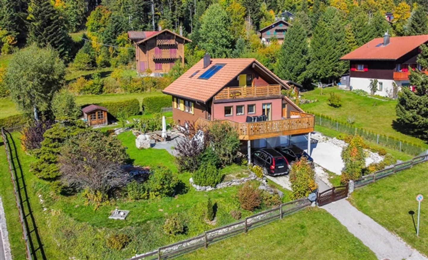 «5,5-Zimmer-Chalet mit grossem Garten mit Bäumen und überdachtem Auto» - Foto 1 von 20