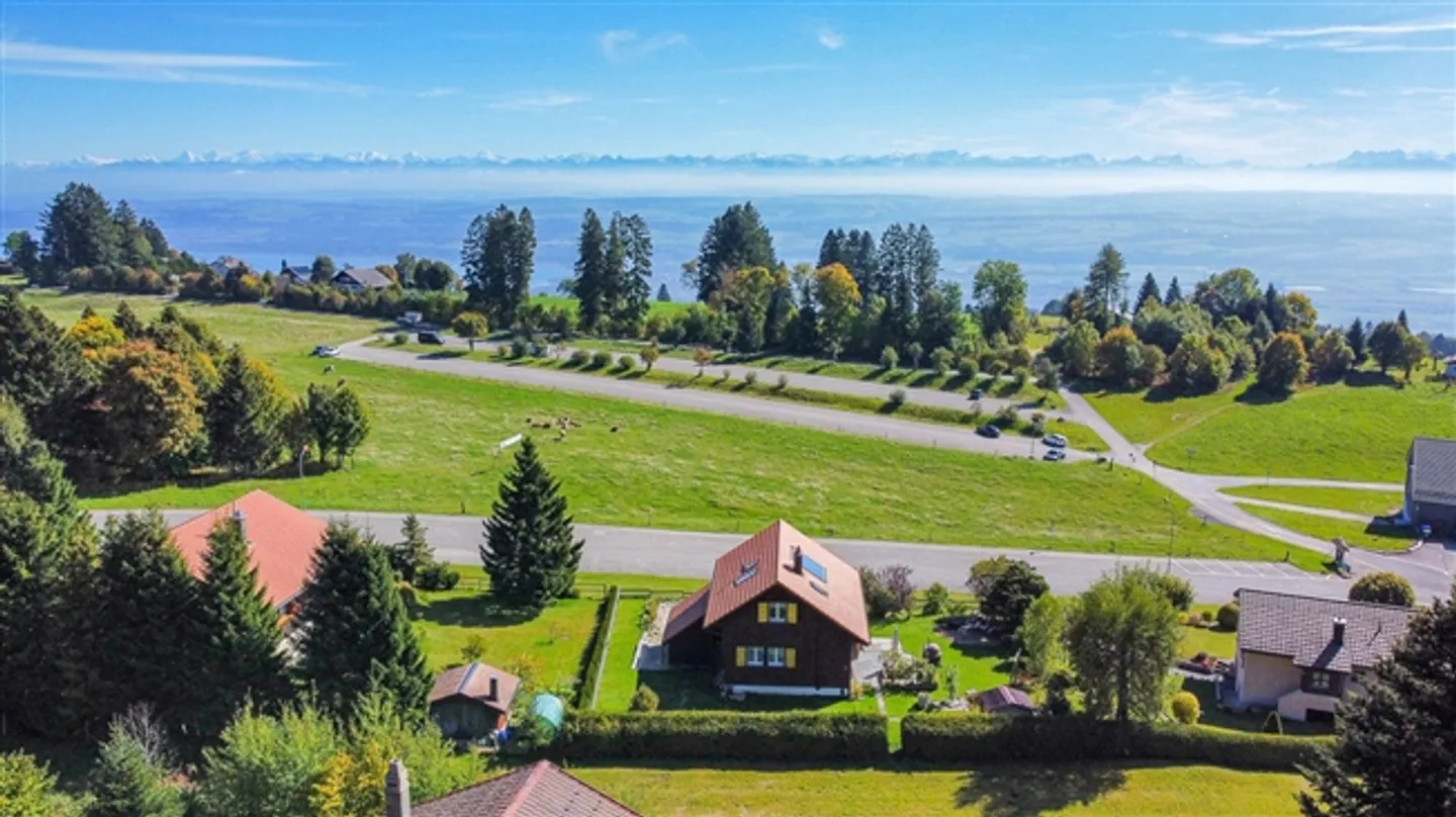 «5,5-Zimmer-Chalet mit grossem Garten mit Bäumen und überdachtem Auto» - Foto 3 von 20