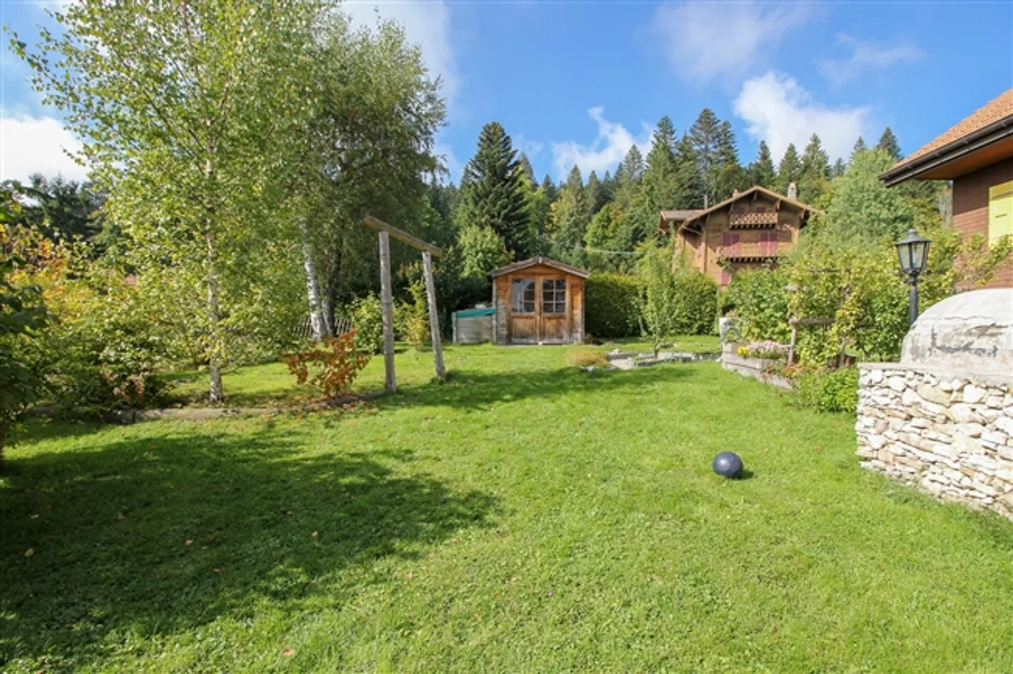 «5,5-Zimmer-Chalet mit grossem Garten mit Bäumen und überdachtem Auto» - Foto 4 von 20