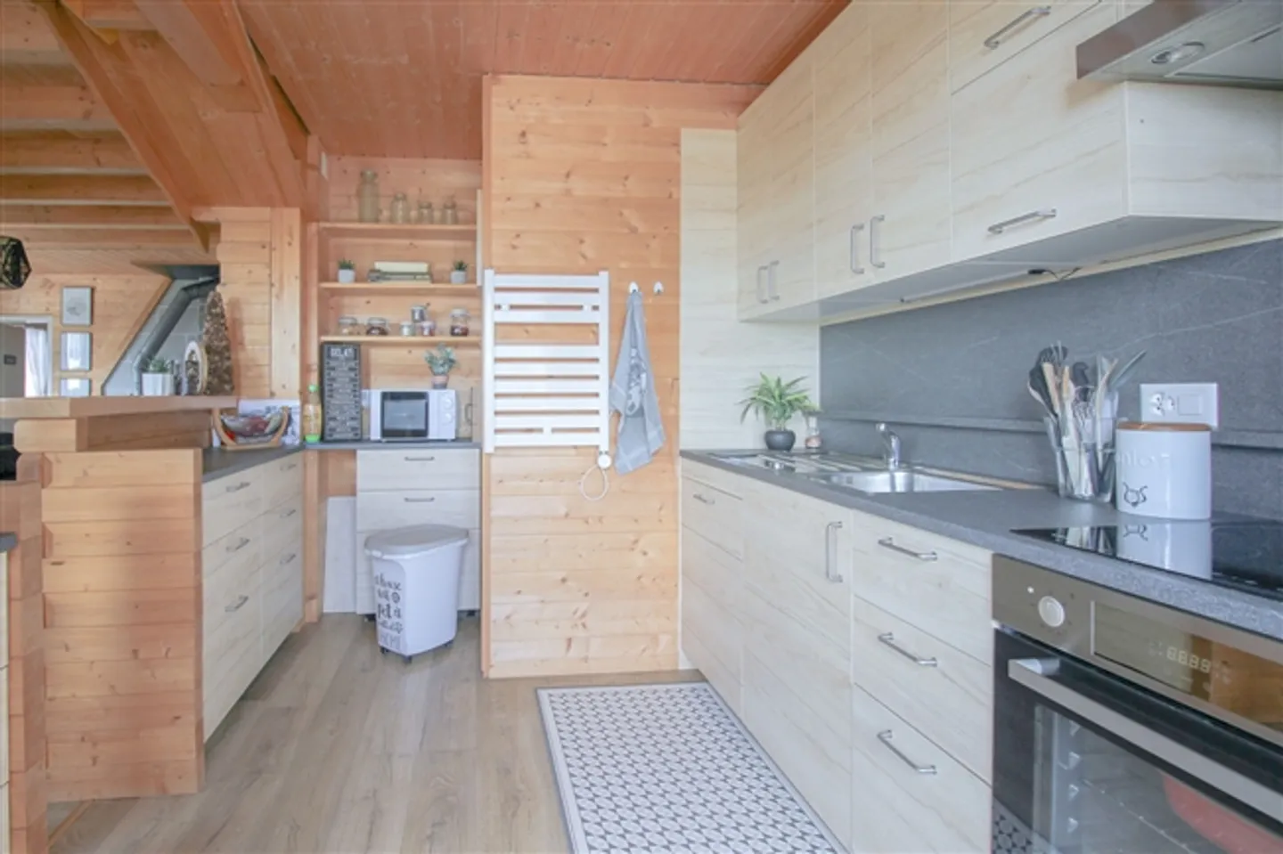 «5,5-Zimmer-Chalet mit grossem Garten mit Bäumen und überdachtem Auto» - Foto 12 von 20