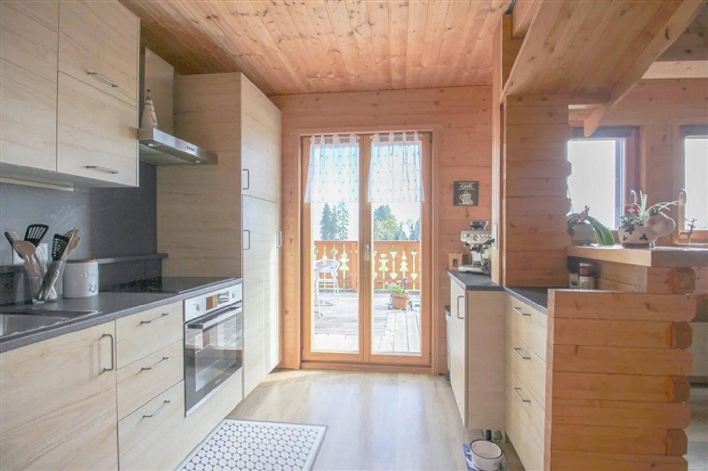 «5,5-Zimmer-Chalet mit grossem Garten mit Bäumen und überdachtem Auto» - Foto 13 von 20
