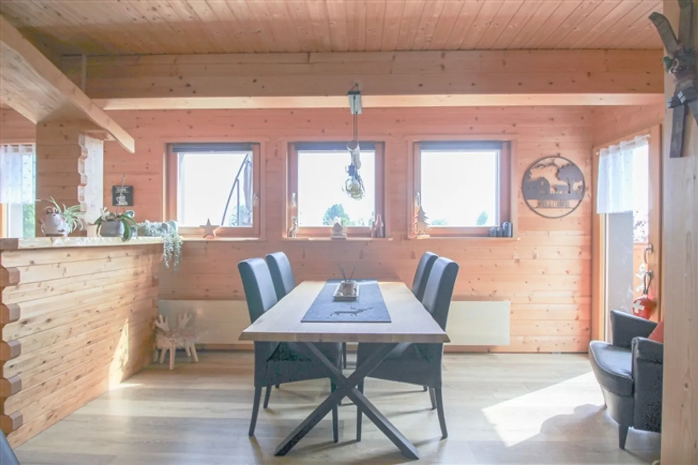 «5,5-Zimmer-Chalet mit grossem Garten mit Bäumen und überdachtem Auto» - Foto 15 von 20