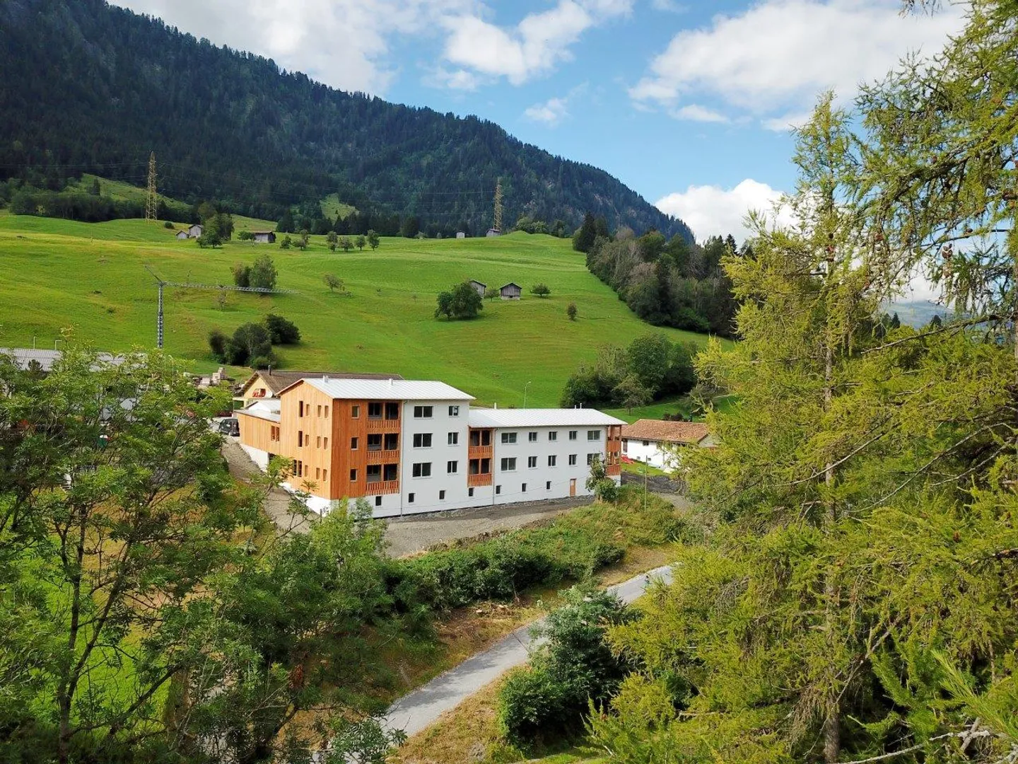 Modern 2.5-room apartment in a quiet location in Valendas - Photo 1 of 5