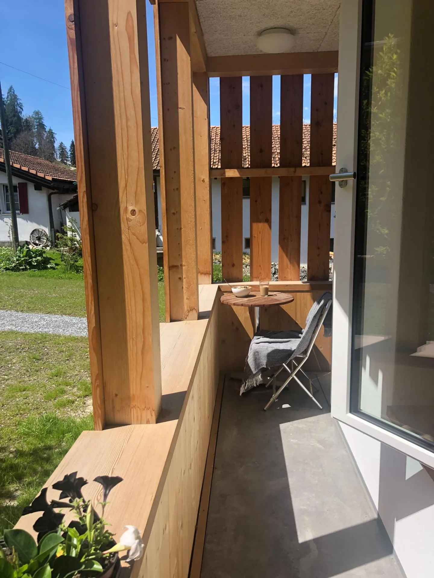 Modern 2.5-room apartment in a quiet location in Valendas - Photo 3 of 5