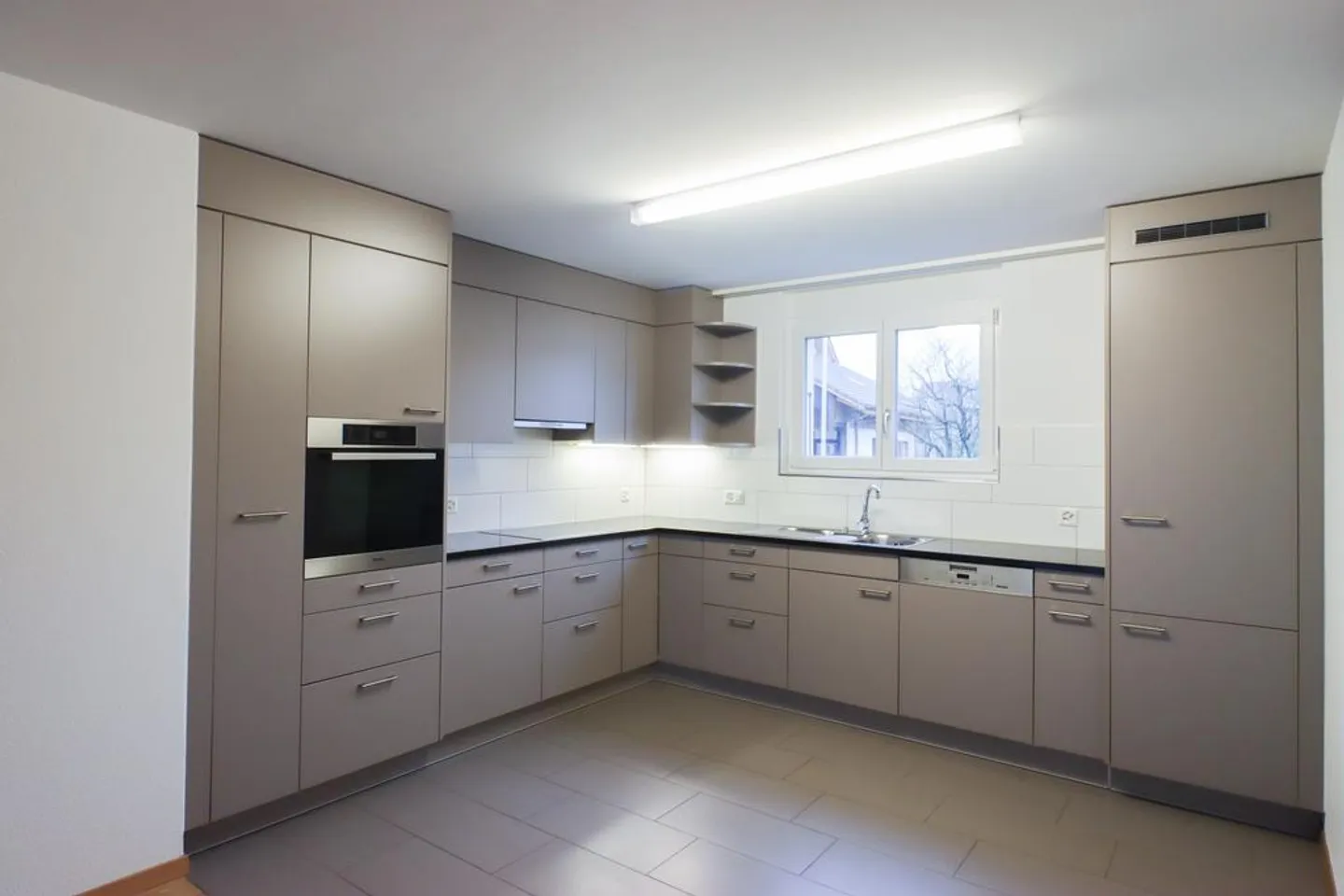 Spacious apartment with plenty of space and sunny garden seating area - Photo 1 of 8