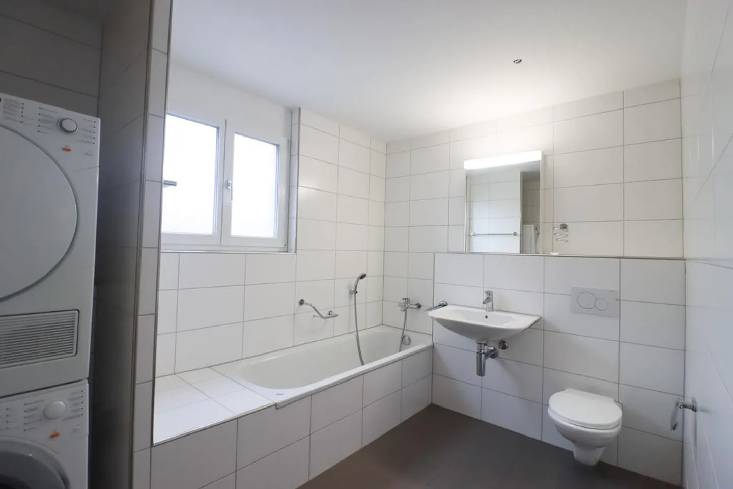 Spacious apartment with plenty of space and sunny garden seating area - Photo 4 of 8