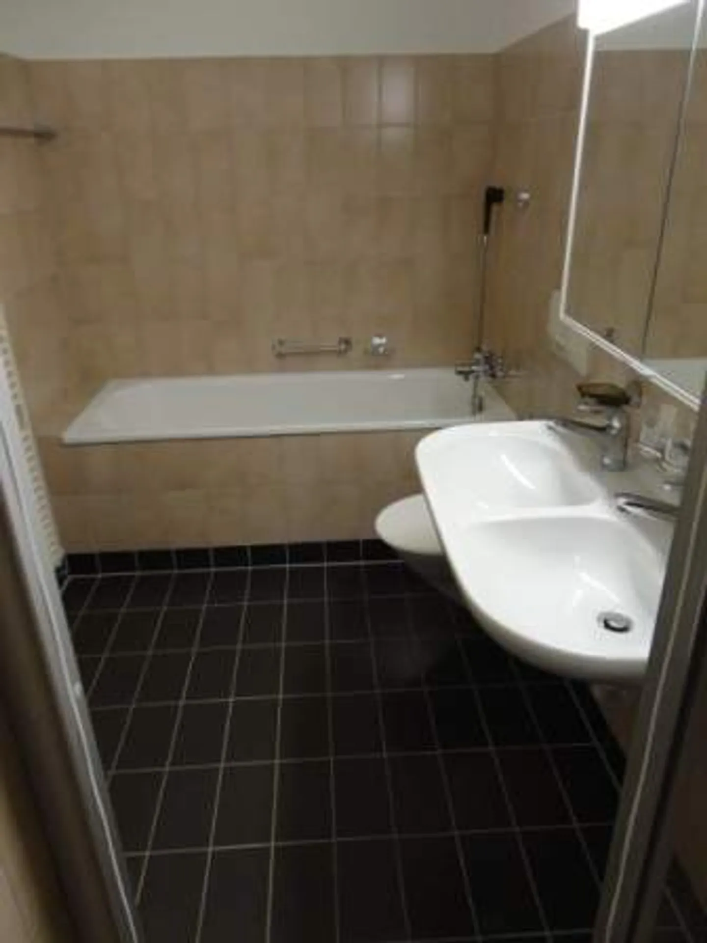 Appartement 4 1/2 pièces dans un emplacement central et calme - Photo 2 sur 7