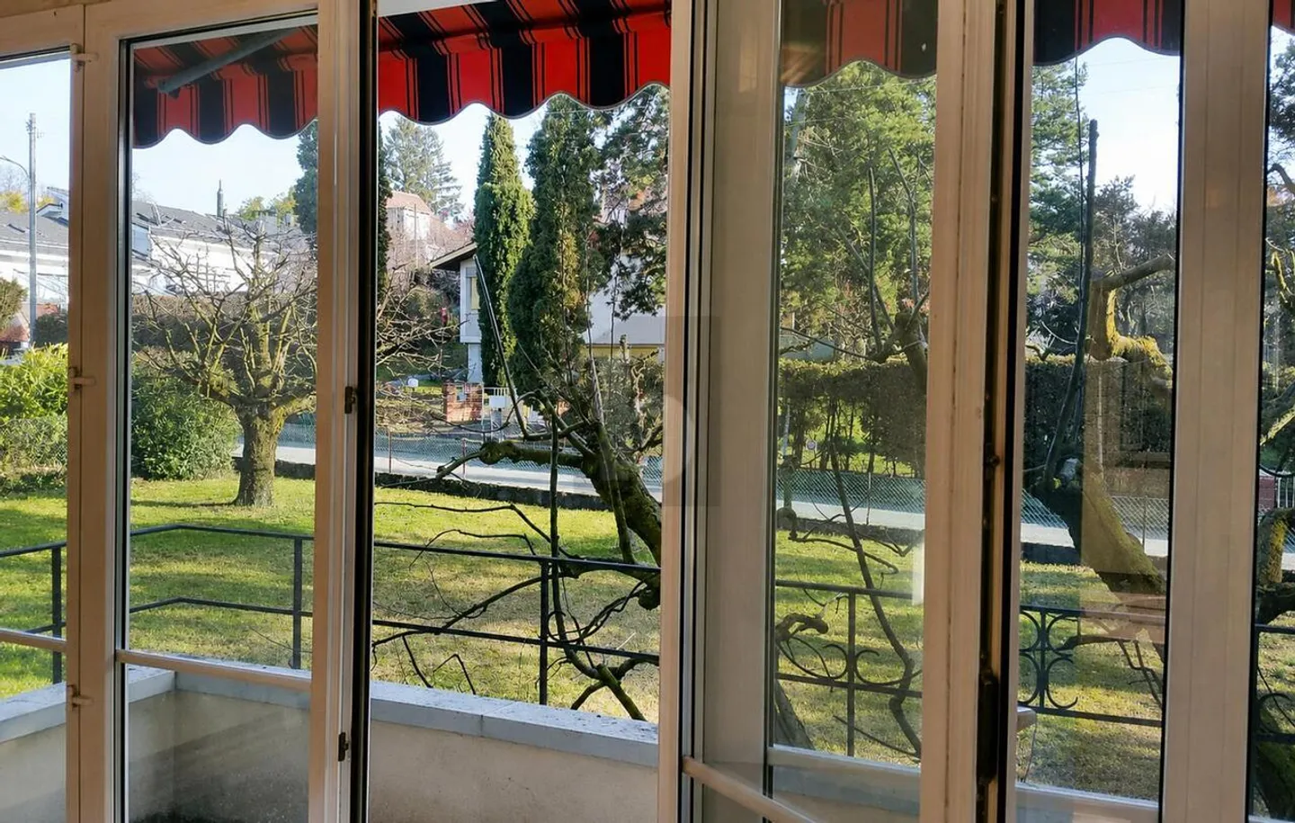 VIVRE AU CALME AVEC JARDIN DE 1'400 M² - Foto 2 von 6
