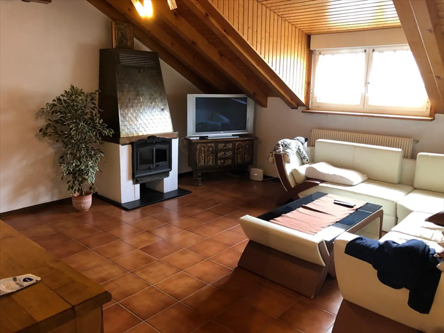Logement en duplex avec cheminée - Photo 2 sur 9
