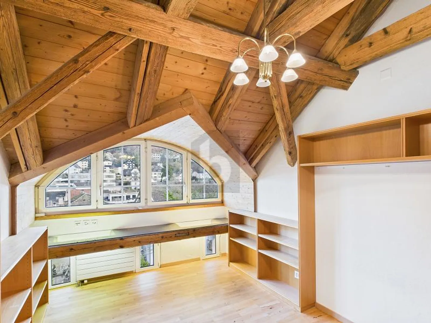 FASCINO DEL VECCHIO EDIFICIO CENTRALE VICINO ALLA STAZIONE - Foto 2 di 6