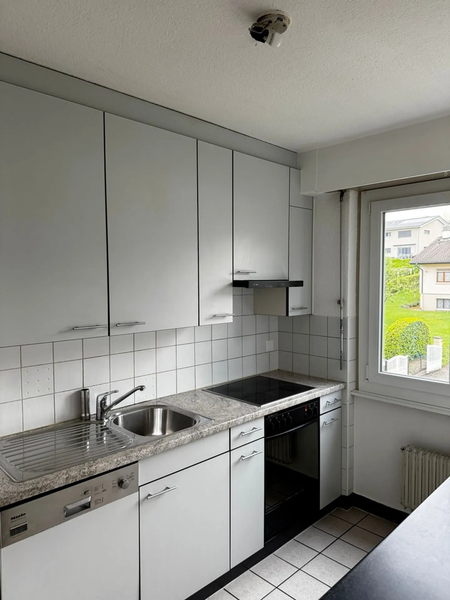 Charming Apartment in Quiet Area - Photo 2 of 7