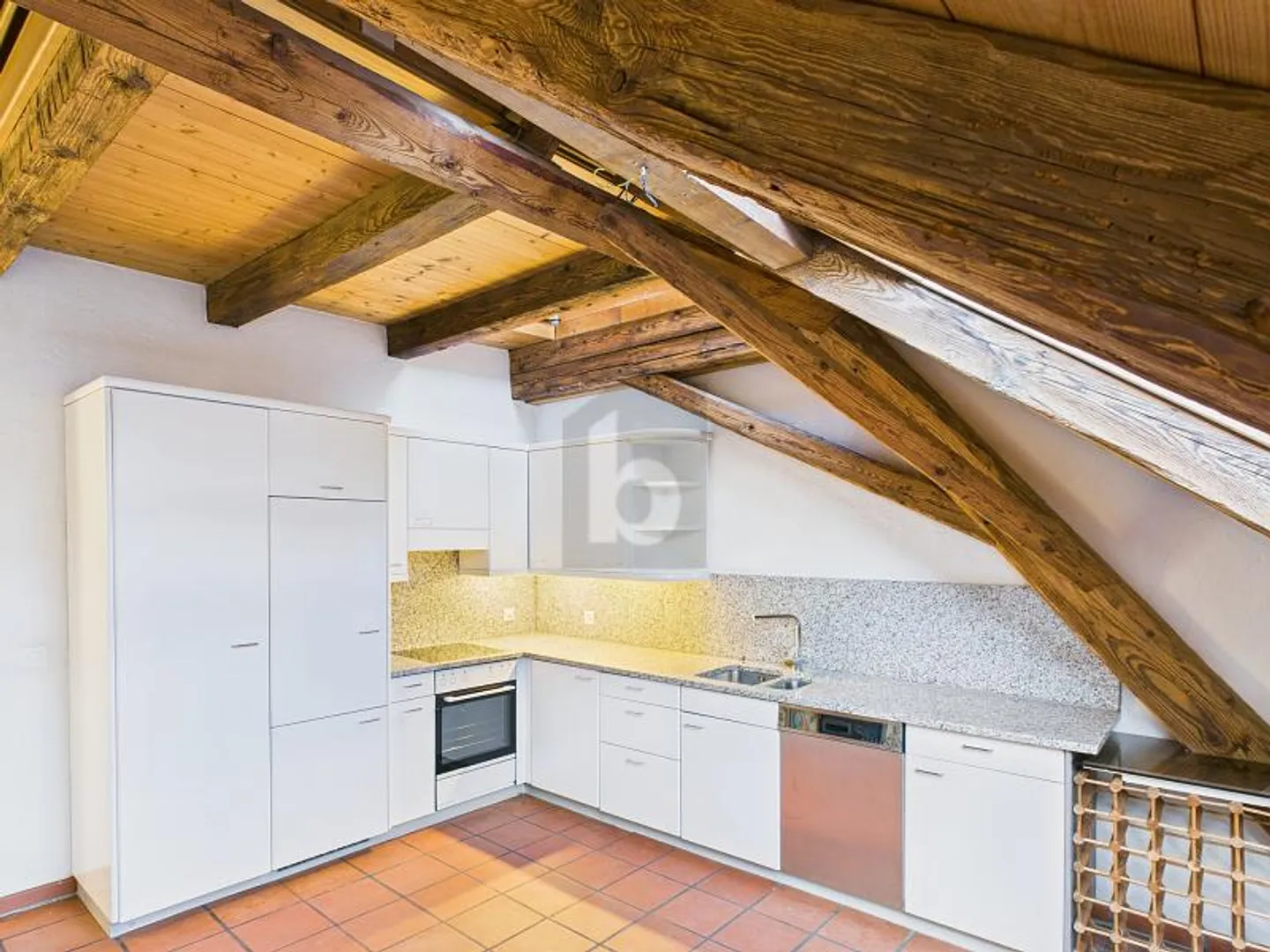 FASCINO DEL VECCHIO EDIFICIO CENTRALE VICINO ALLA STAZIONE - Foto 4 di 6