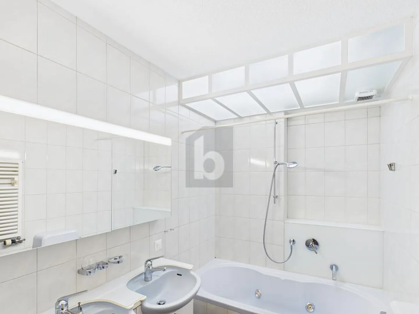 FASCINO DEL VECCHIO EDIFICIO CENTRALE VICINO ALLA STAZIONE - Foto 3 di 6