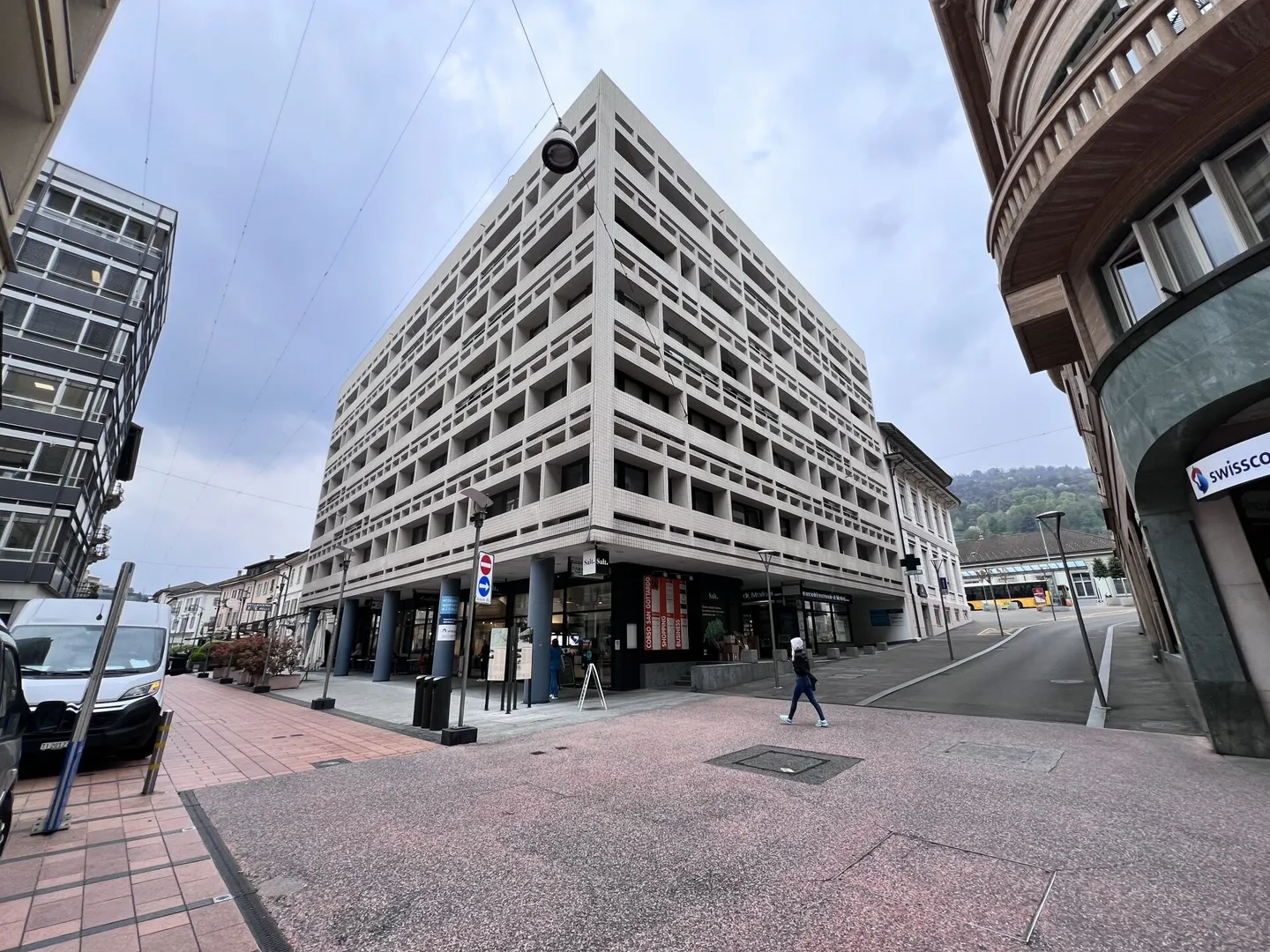 Office in the center of Chiasso opposite the FFS train station - Photo 1 of 9