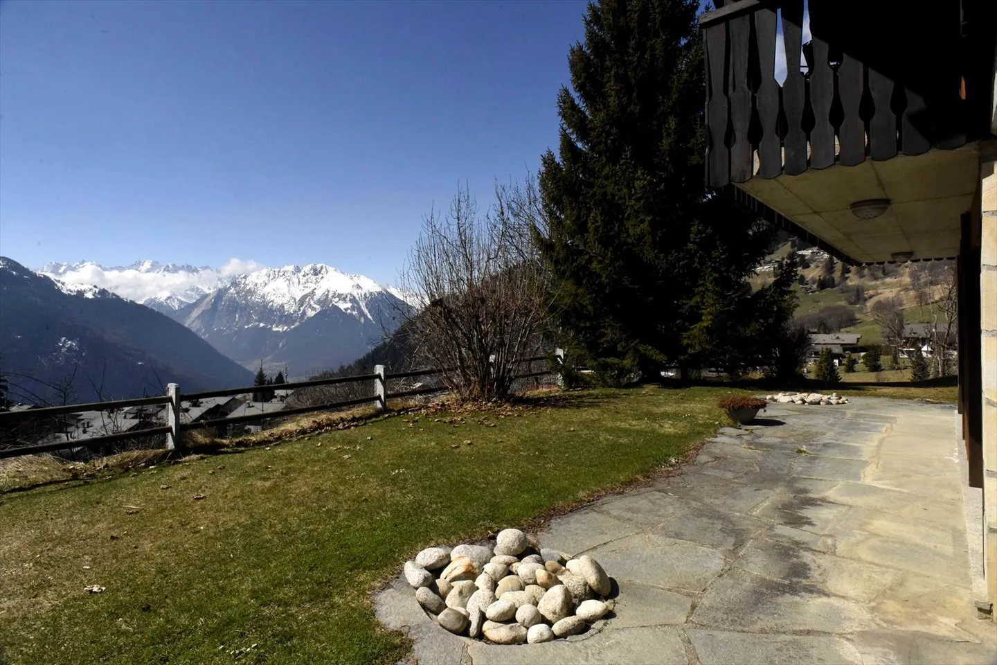 Chalet 5.5 rooms - Photo 1 of 15