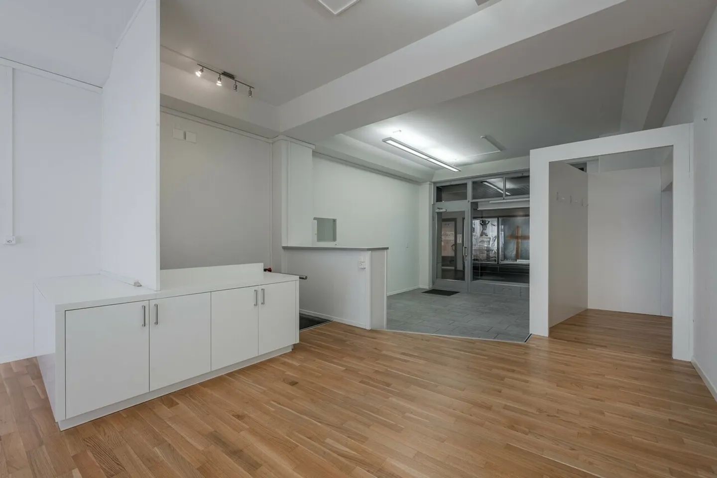 Your new retail or commercial space in the middle of the Market Street - Photo 3 of 8