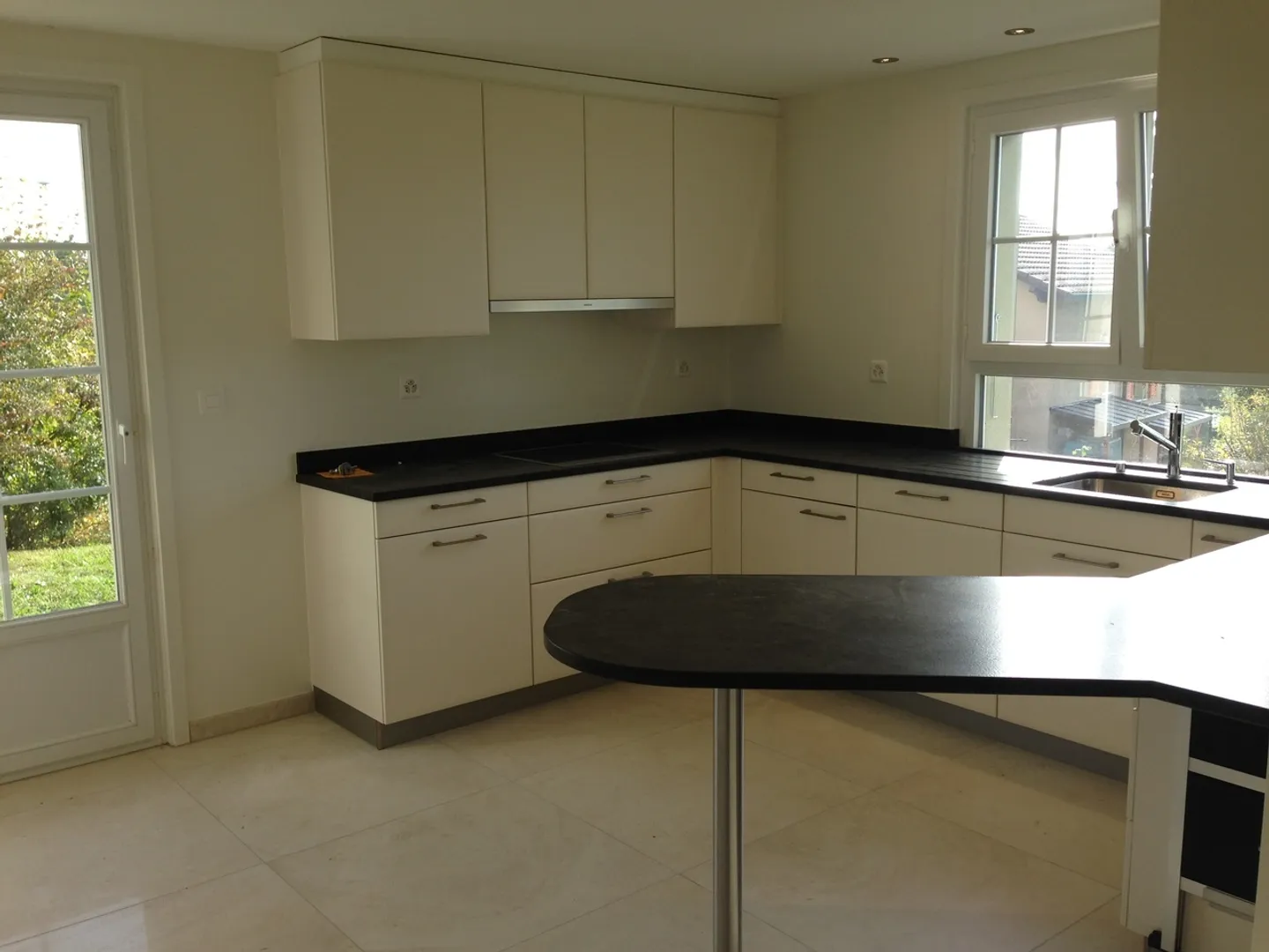 Close to amenities, furnished room in shared accommodation in a villa - Photo 2 of 6