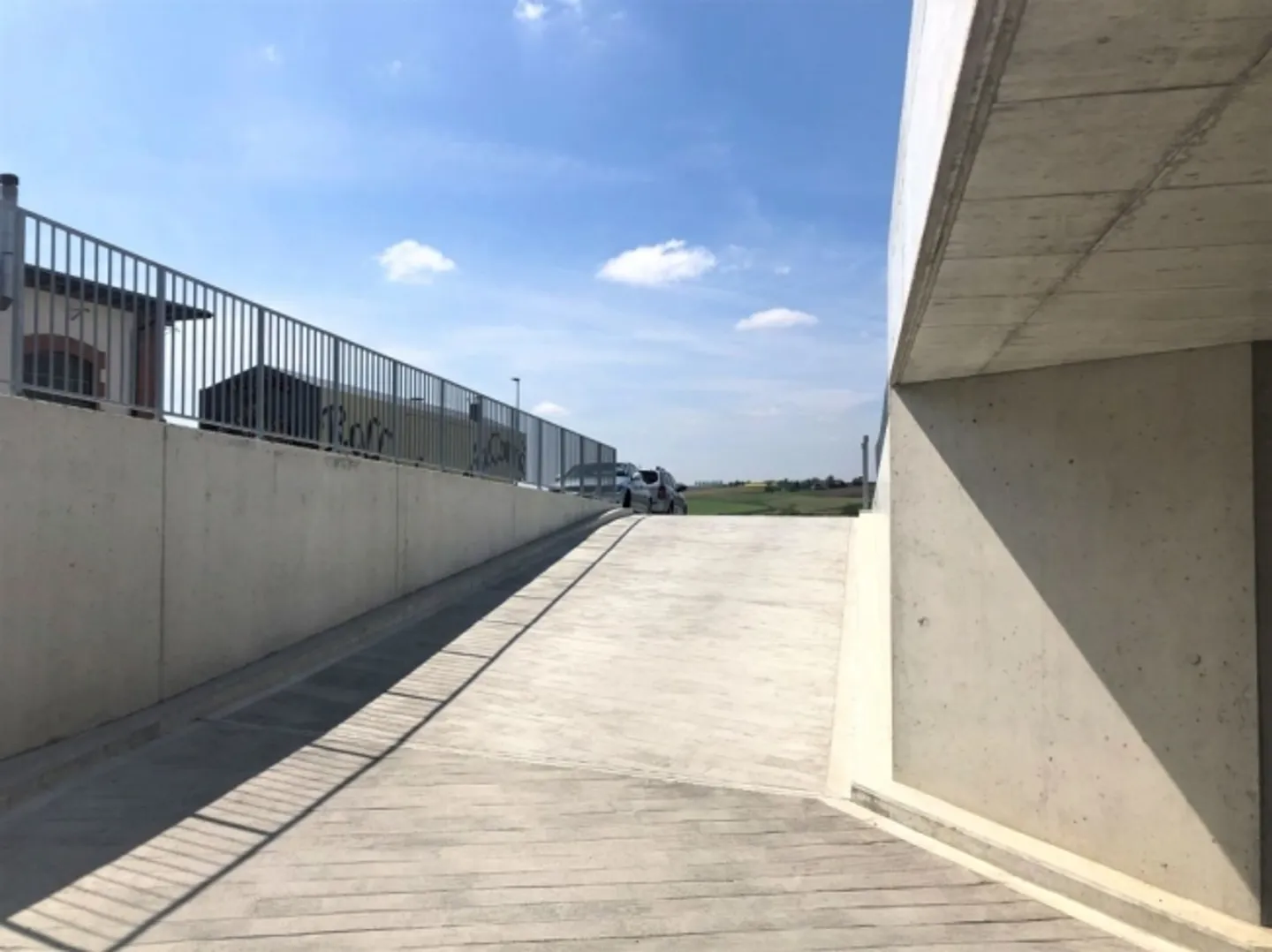 «In moderner, geschlossener Einstellhalle Abstellplatz zu vermieten» - Foto 3 von 5