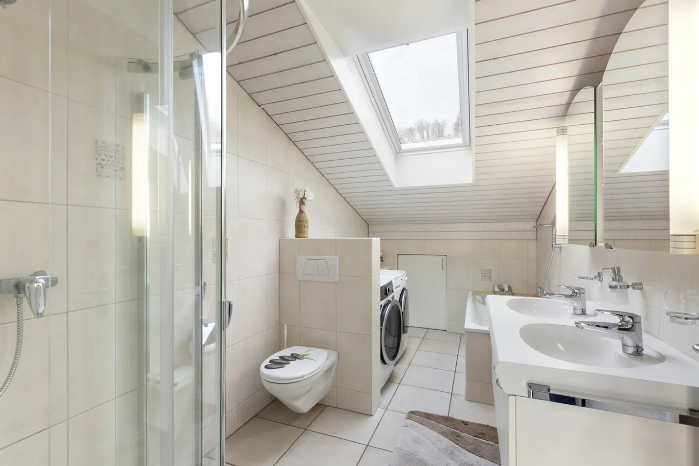 Charmante Dachwohnung mit Balkon - Foto 3 von 4