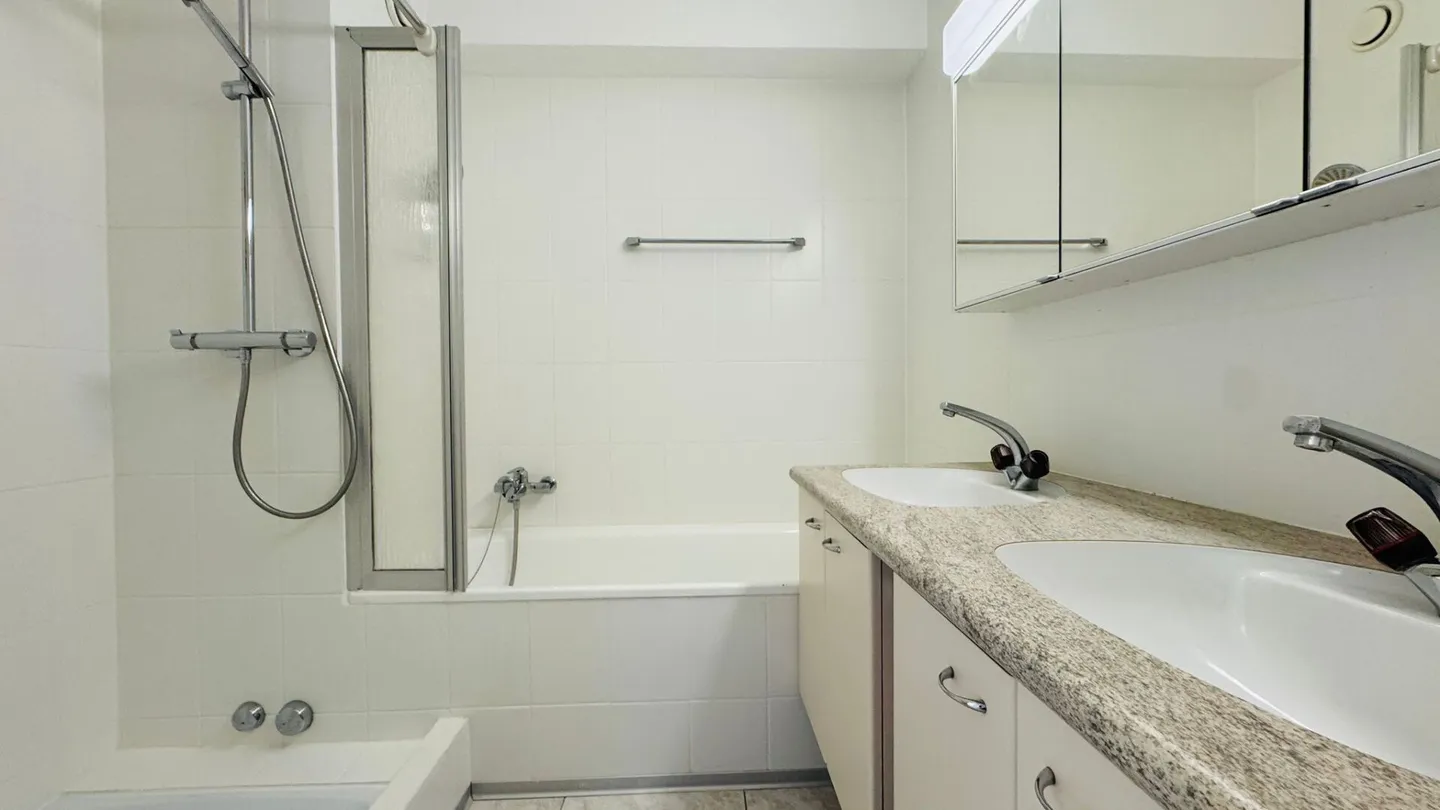 Appartement 4.5 pièces bien entretenu avec terrasse, cave et 1 place de parking - Photo 7 sur 12