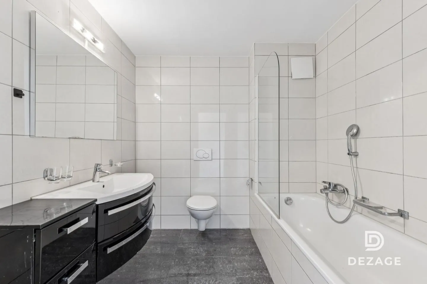 Large family apartment with covered balcony and view of Oron Castle! - Photo 10 of 13