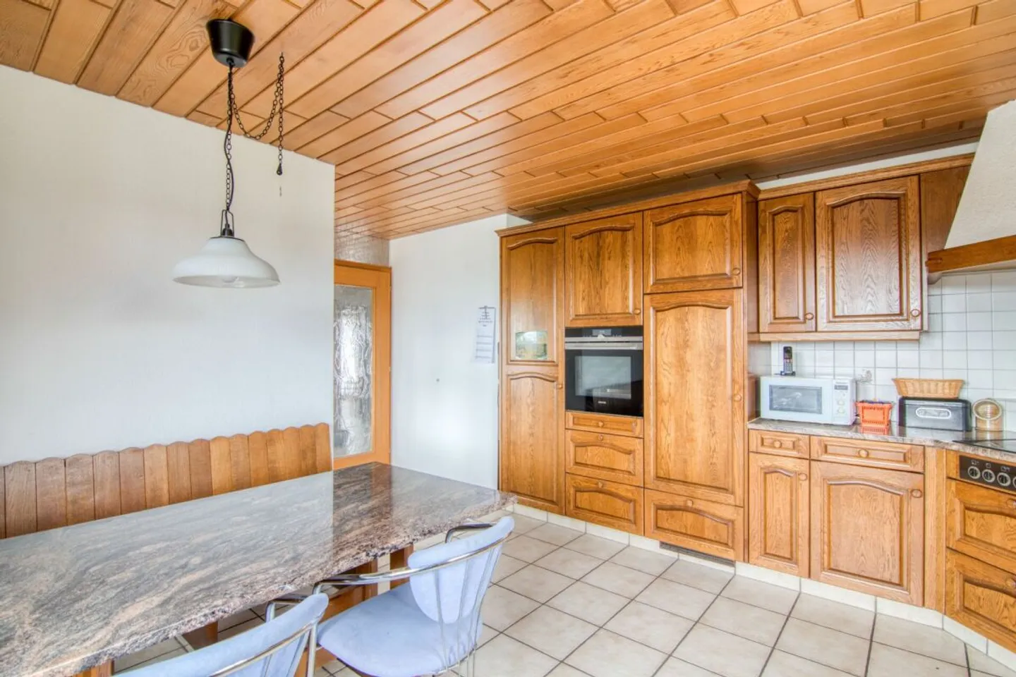 Spacious 6.5-room single-family house with a separate apartment, double garage, 1,053 m² garden paradise, and panoramic views of the Alps - Photo 5 of 31