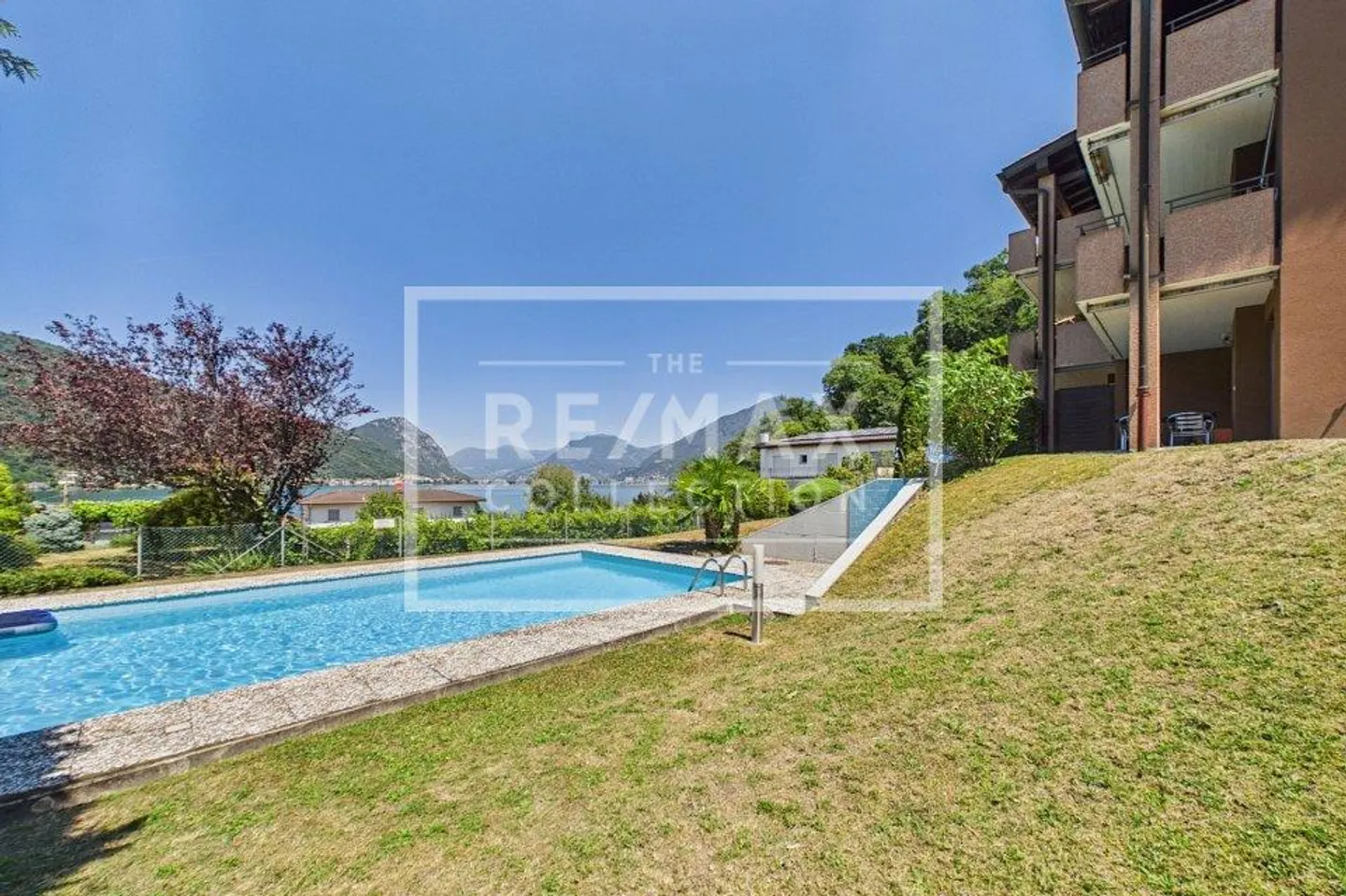 Wonderful holiday corner with lake view and pool - Photo 1 of 13