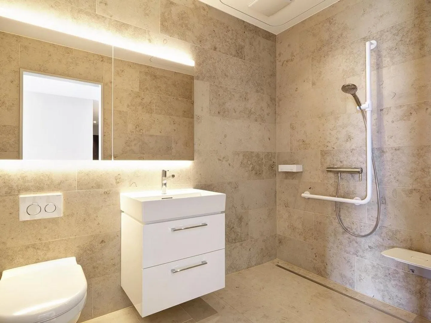 Barrier-free 3.5-room apartment with loggia in a well-maintained building - Photo 3 of 6