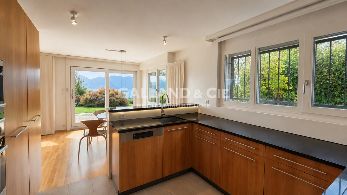 Magnifique appartement avec une incroyable vue lac - Photo 2 of 7