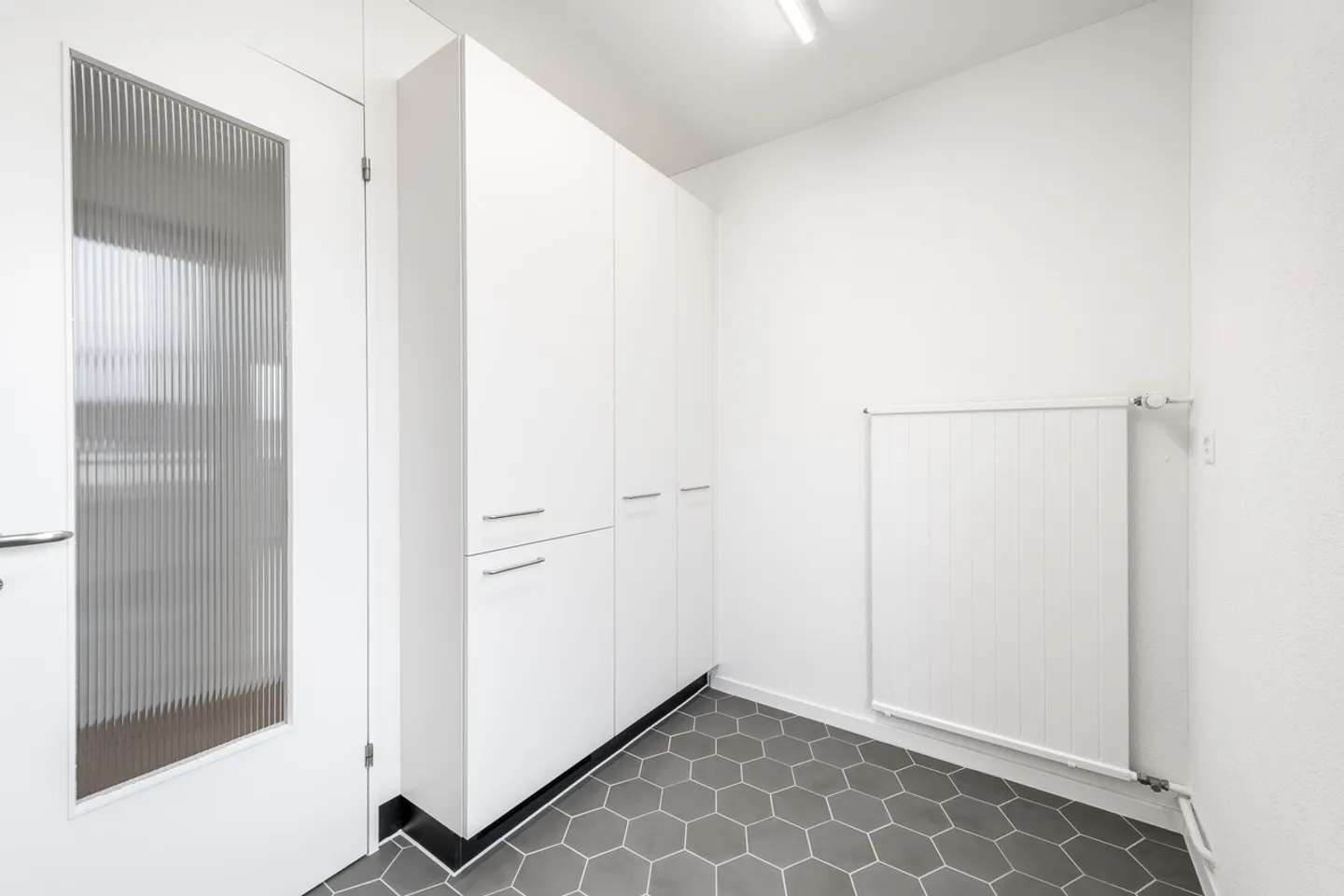 Freshly renovated - Central - Modern - Your new home? - Photo 11 of 13