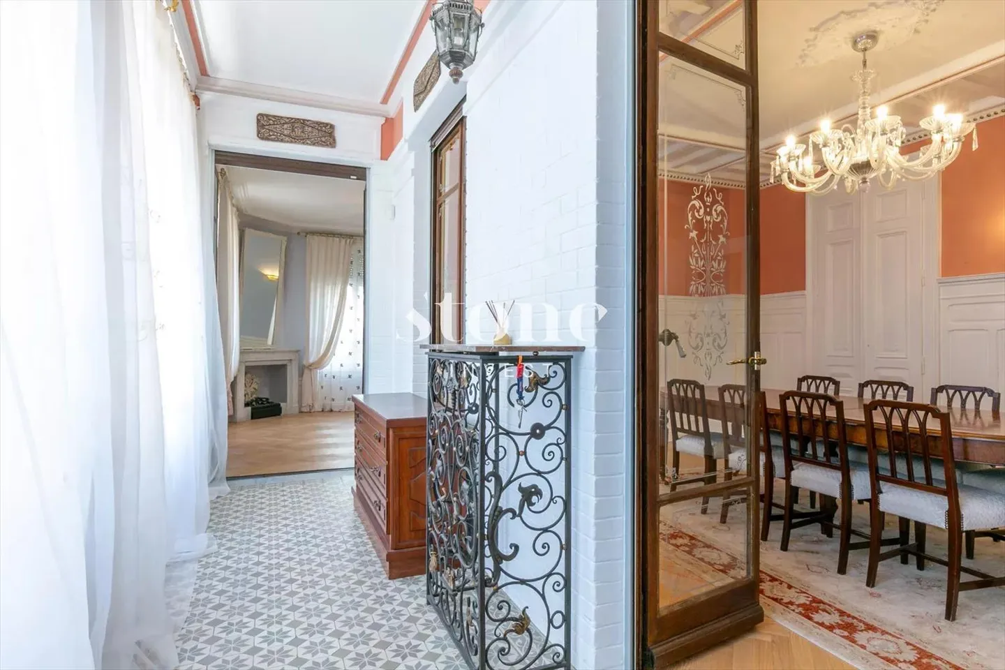 Magnificent Apartment with Character - Photo 6 of 11