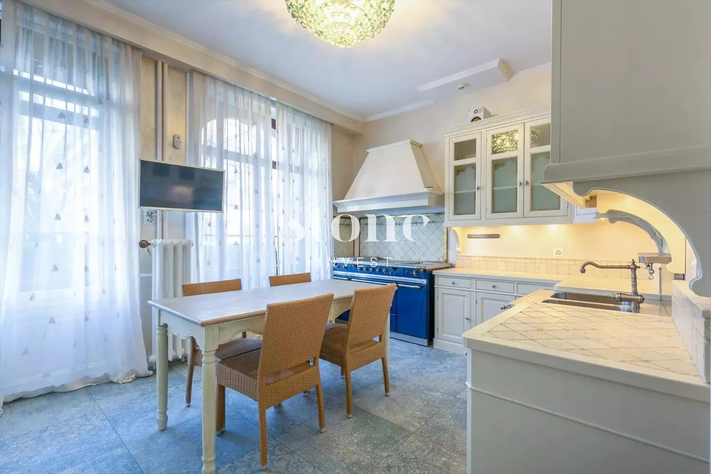 Magnificent Apartment with Character - Photo 7 of 11