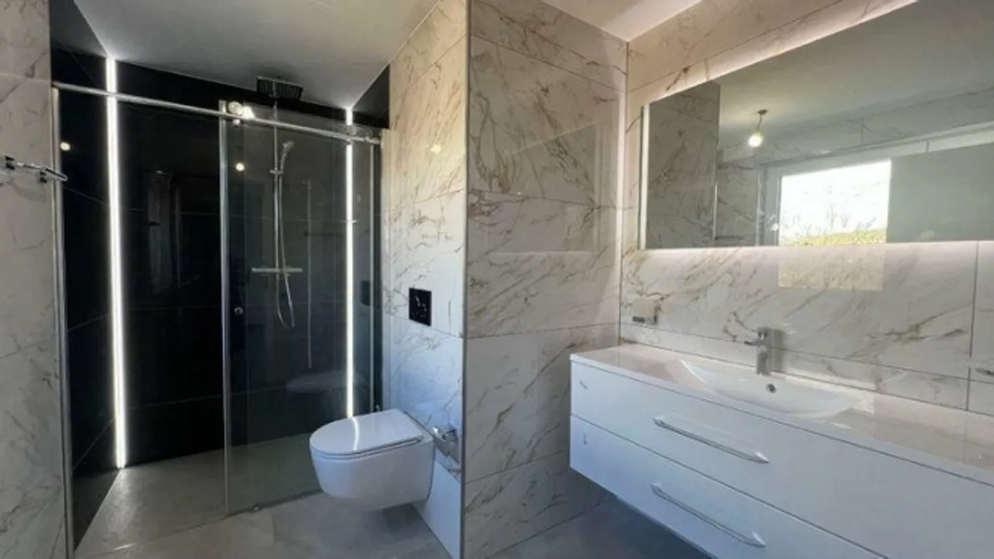 In the center of the village, beautiful modern apartment of 113.5 m2 with balcony. - Photo 8 of 9