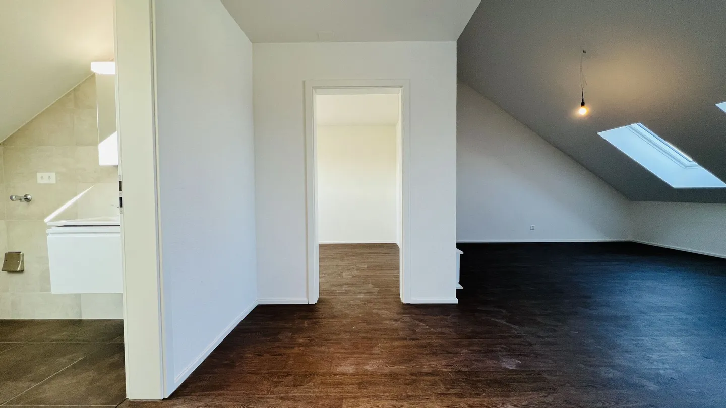 Totalsanierte 2.5-Zimmer-Wohnung mit Balkon und eigenem Waschturm - Foto 9 von 9