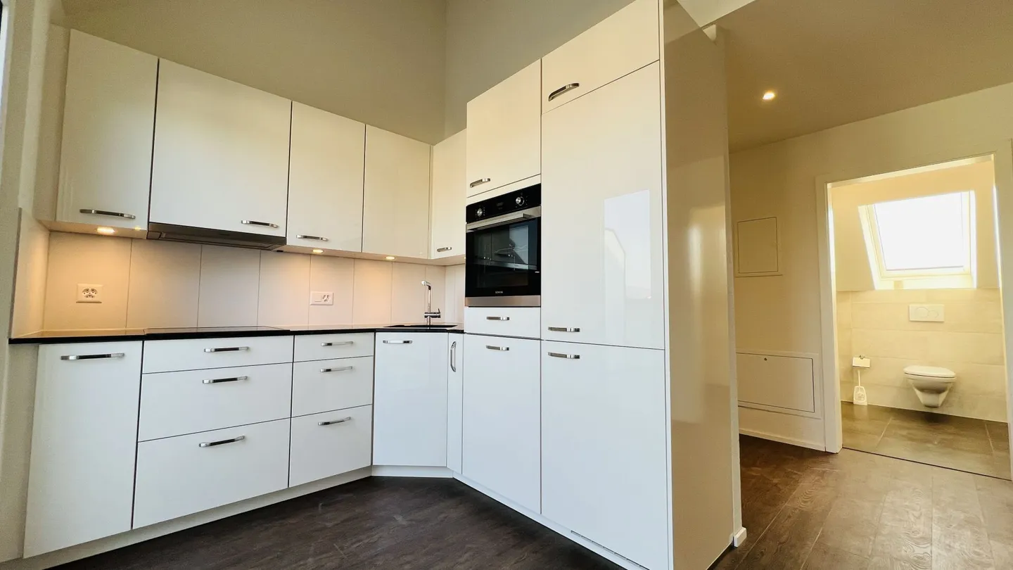 Totalsanierte 2.5-Zimmer-Wohnung mit Balkon und eigenem Waschturm - Foto 2 von 9