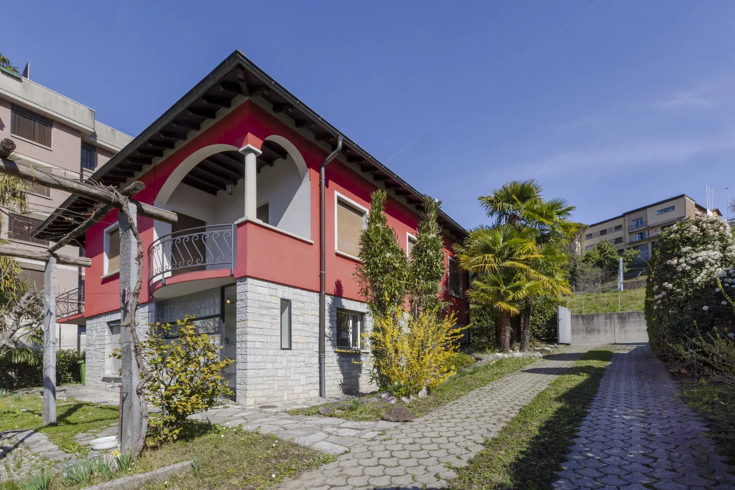 ELEGANTE VILLA BIFAMILIARE 6.5 LOCALI CON GIARDINO A BALERNA - Foto 1 di 9